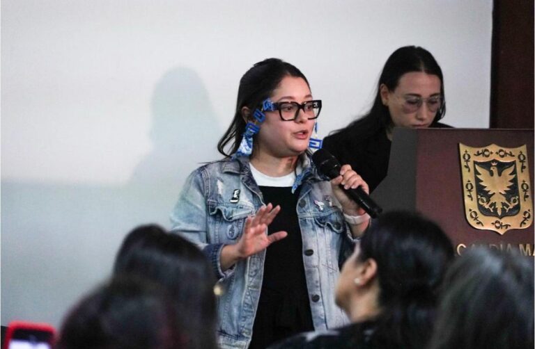 Maylen Rojas Botero hace su ponencia en el Primer Diálogo Ciudadano con Mujeres organizado por la Secretaría de Salud Distrital de Bogotá.